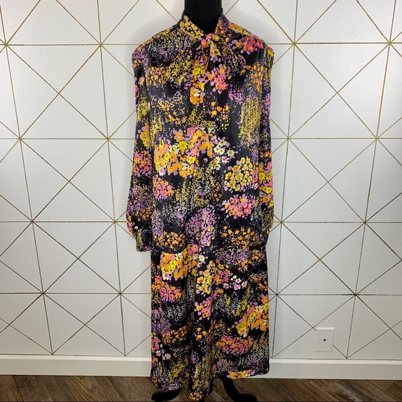 Psychedelic Floral Secretary Dress with Bow Drop Waist with Button details - Picture 2 of 14